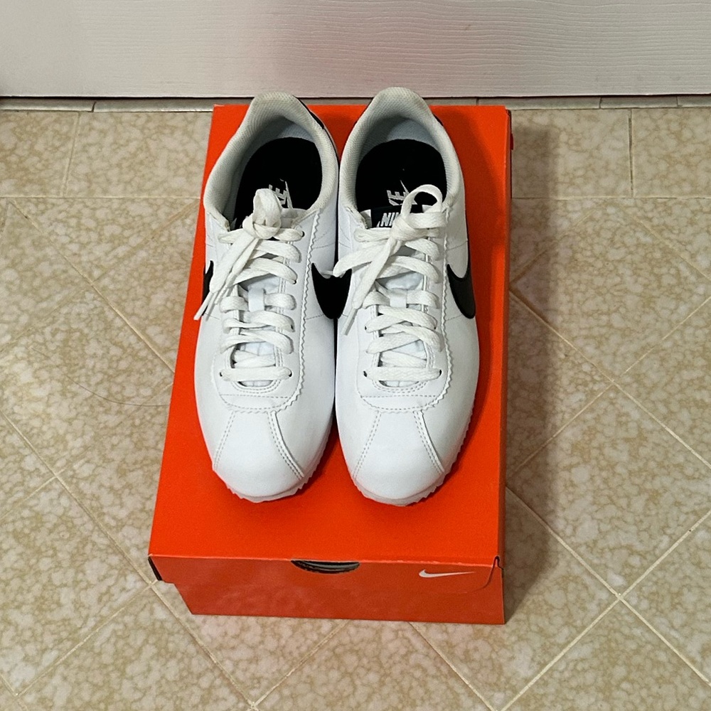 Nike cortez sneakers, women’s 7.5, White w/black. Very good condition.
